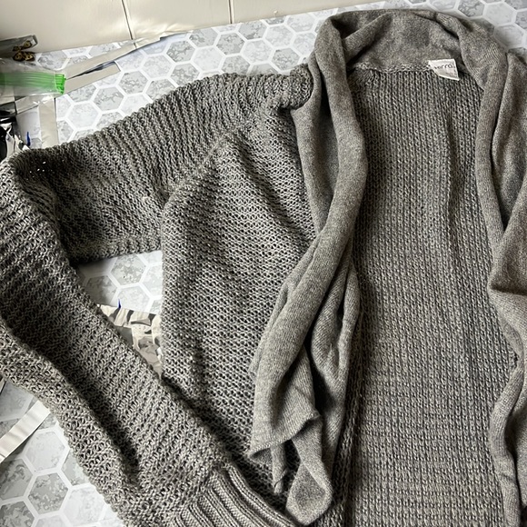 Kirra Large Long Sleeve Gray Asymmetrical Open Front Cardigan - Picture 2 of 5